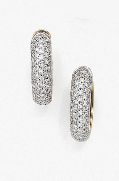 •Paire de BOUCLES d'OREILLES «créoles» en or gris et or jaune (750‰) pavé de diamants taille brillan