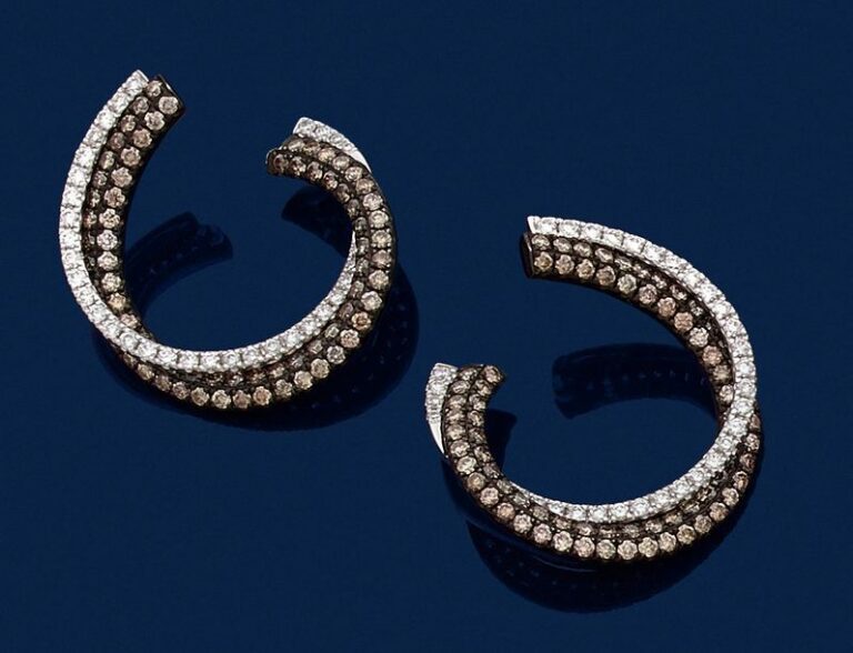 Paire de BOUCLES d'OREILLES «créoles» en or gris et or noirci (750 millièmes) à motifs de deux anneaux entrelacés, pavé de diamants blancs et brun