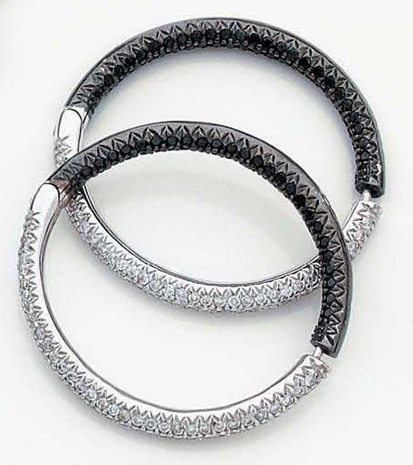 Paire de BOUCLES D'OREILLES « créoles » en or gris et or noirci serti de diamants blancs et noir
