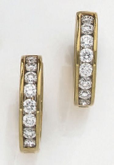 PAIRE de BOUCLES d'OREILLES «créoles» en or jaune (750 millièmes) serti d'un alignement de diamants taille brillan