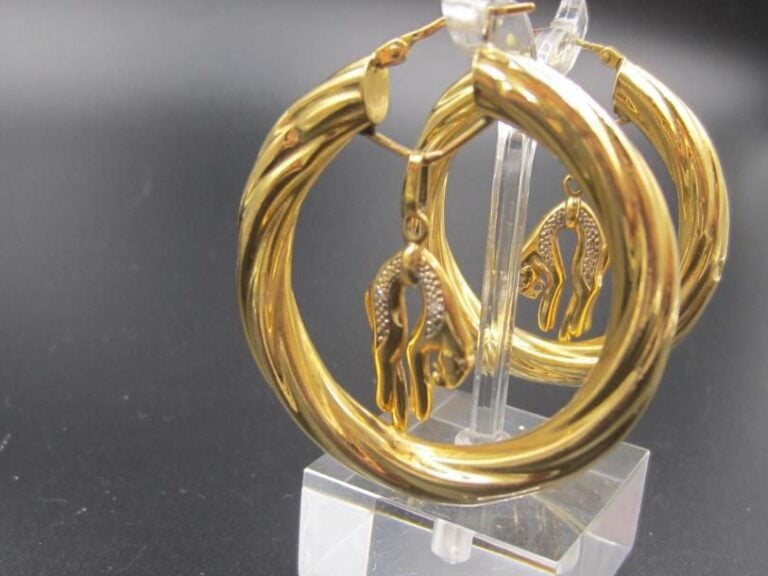 PAIRE de BOUCLES D'OREILLES «créoles» en or jaune (750 millièmes) torsadé, retenant en son centre une «panthère endormie» en pampille, serti de petits diamant