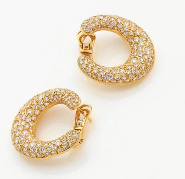 Paire de BOUCLES D'OREILLES « Créoles » en or jaune bombé serti d'un pavage de diamants de tailles différente