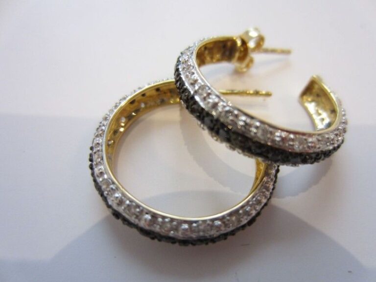 Paire de BOUCLES D'OREILLES «créoles» en or jaune et or gris serti d'un alignement de diamants noirs, épaulé de deux alignements de diamants blanc