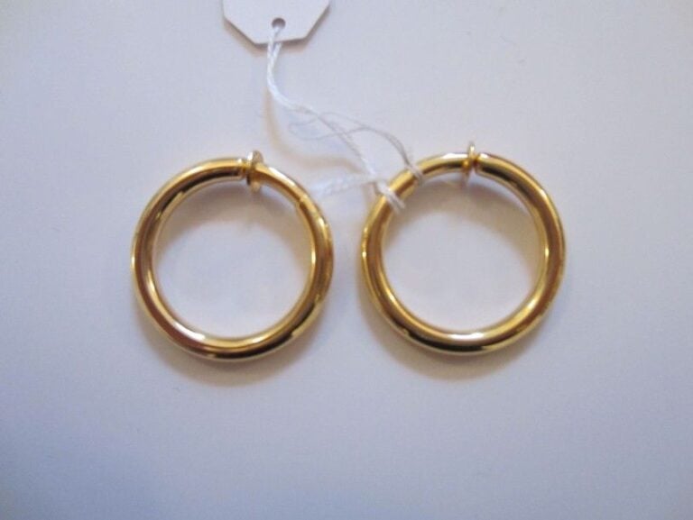 PAIRE DE BOUCLES D'OREILLES créoles en or jaune, fermoir coulissant pour oreilles non percée