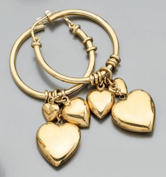 Paire de BOUCLES D'OREILLES «créoles» en or jaune retenant des coeurs en or jaune mobile