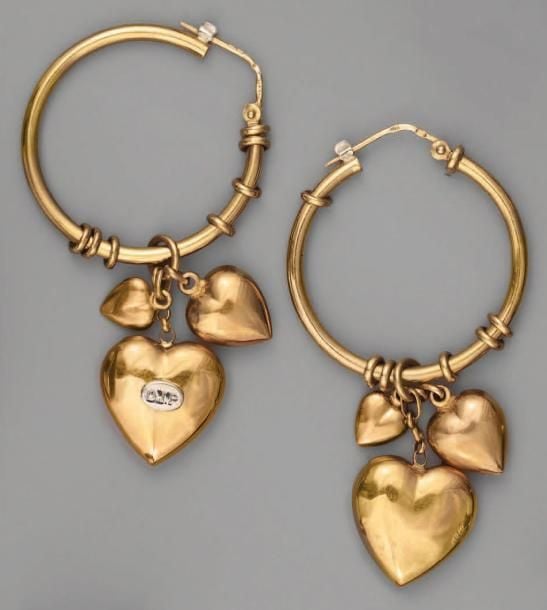 PAIRE DE BOUCLES D'OREILLES «créoles» en or jaune retenant trois coeurs de différentes tailles et six coulants en o
