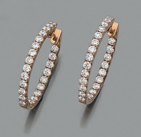 PAIRE de BOUCLES D'OREILLES «créoles» en or rose (750 millièmes) serti d'un alignement de diamants taille brillan