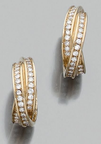 PAIRE de BOUCLES D'OREILLES «créoles», modèle «Trinity» en or jaune (750 millièmes) pavé de diamants taille brillan