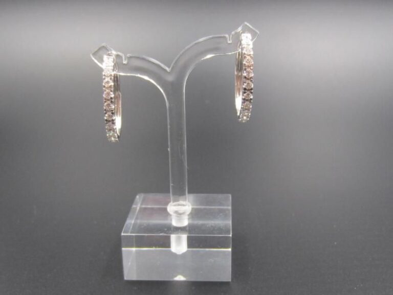 PAIRE de BOUCLES D'OREILLES «créoles ovales» en or gris (750 millièmes) partiellement serti de diamants taille brillan