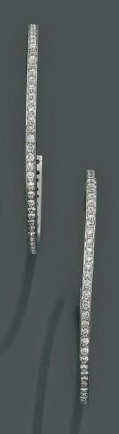 PAIRE de BOUCLES D'OREILLES «créoles» rondes en or gris (750 millièmes) serti de diamants taille brillan