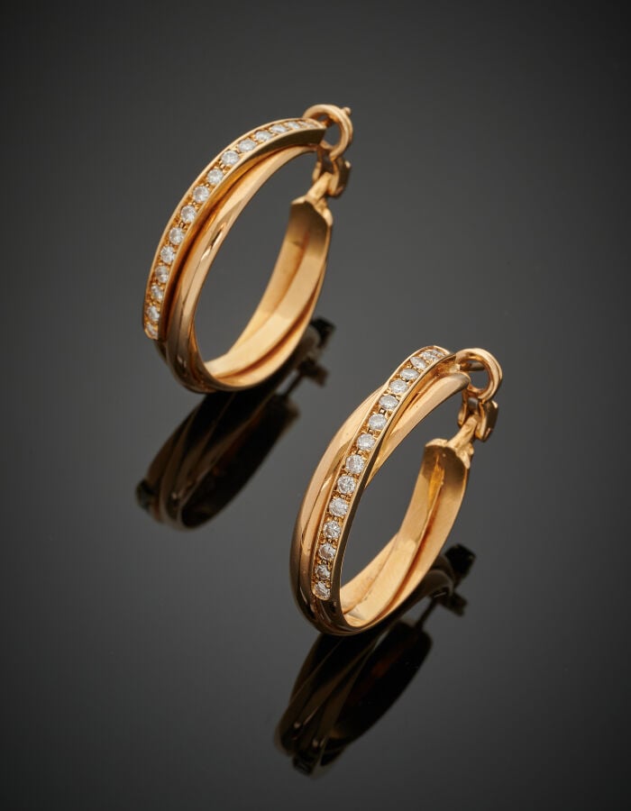 Paire de BOUCLES d'OREILLES "créoles trois anneaux" en or jaune (750‰) serti d'…