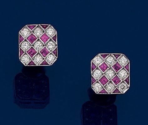 PAIRE de BOUCLES D'OREILLES «damier» en gris (750 millièmes) serti de rubis calibrés et diamants taille brillant alterné