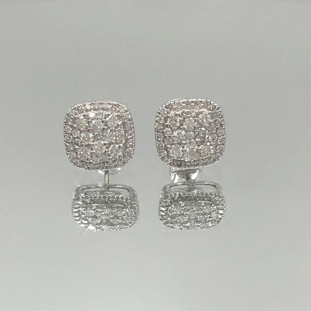 Paire de BOUCLES D'OREILLES de forme coussin en or gris (750 millièmes) entièrement pavé de diamants taille brillan