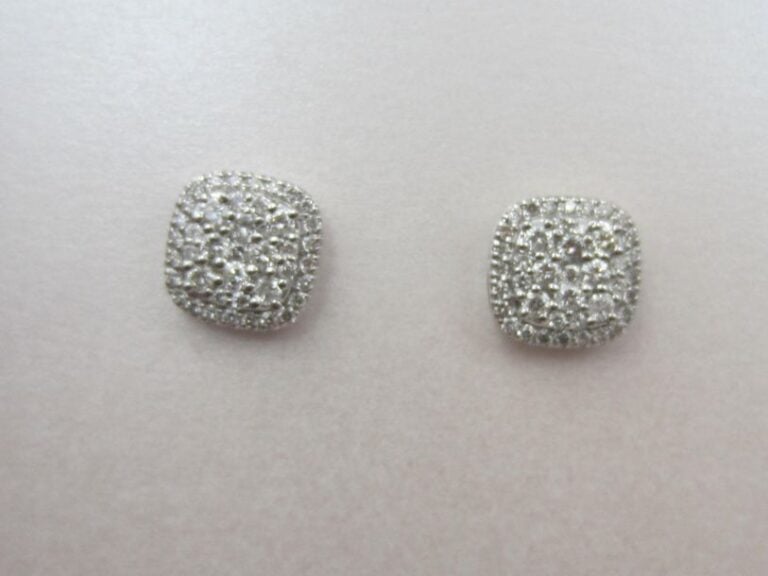 Paire de BOUCLES D'OREILLES de forme coussin en or gris (750 millièmes) entièrement pavé de diamants taille brillan