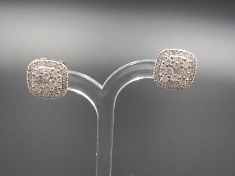 PAIRE de BOUCLES D'OREILLES de forme coussin en or gris (750 millièmes) pavé de diamants taille brillan