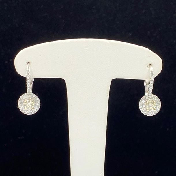 •Paire de BOUCLES d'OREILLES «dormeuses» circulaires en or gris (750‰) pavé de diamants taille brillant, dont un au centre plus importan