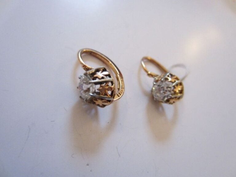 PAIRE DE BOUCLES D'OREILLES DORMEUSES en or jaune et or gris sertis d'un diamant taille ancienn