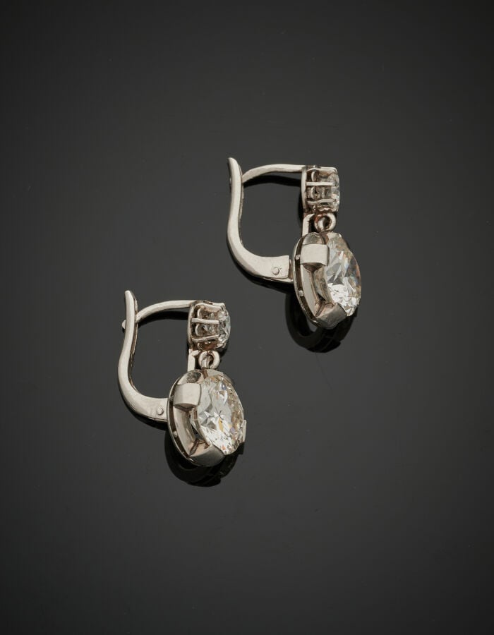 Paire de BOUCLES D'OREILLES "dormeuses" en platine (min. 800‰) chacune sertie d…