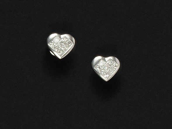 Paire de BOUCLES D'OREILLES en forme de cour en or blanc 18K (750°/00) serties de huit diamants taille princesse