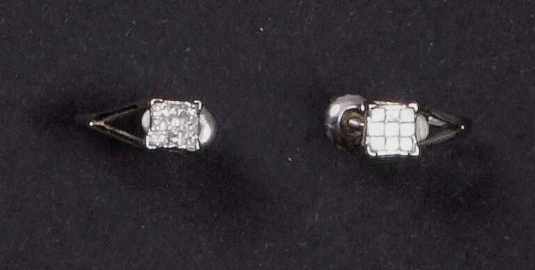 Paire de boucles d'oreilles en or blanc 14K (585%o) serties de diamants de taille princess