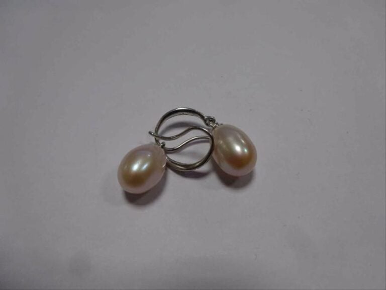 Paire de BOUCLES D'OREILLES en or blanc 18K (750°/00) et serties de brillants et de deux perle