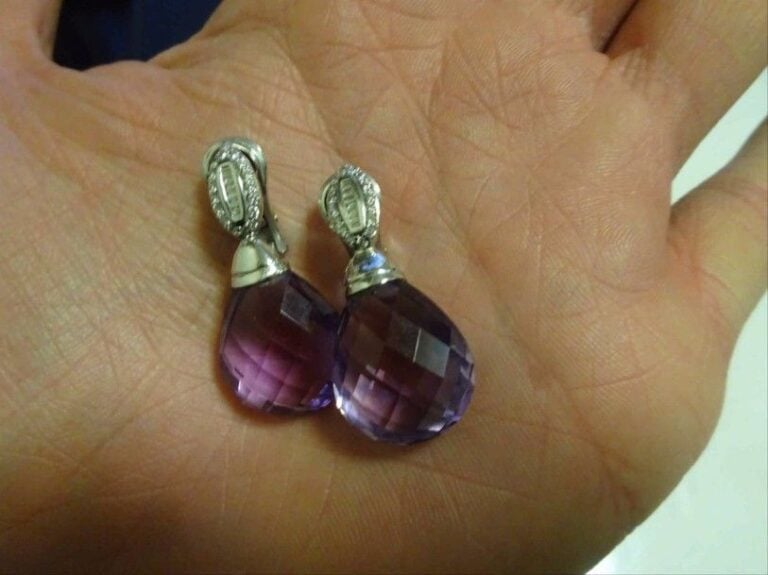 Paire de boucles d'oreilles en or blanc 18K (750°/00) retenant deux améthystes taille briolette, surmontées de petits diamants de taille baguette et taille brillan
