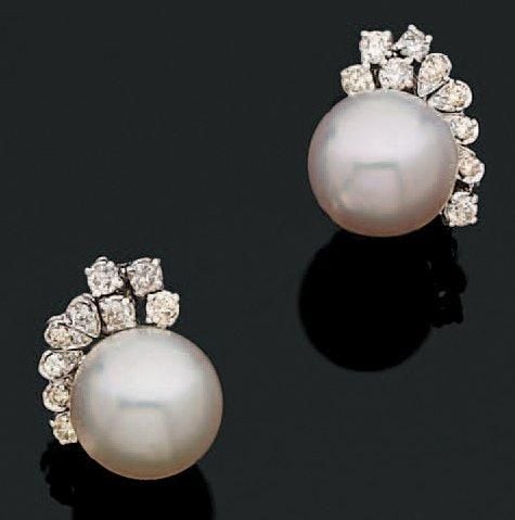 Paire de BOUCLES D'OREILLES en or gris 14 carats (585 millièmes) serti d'une perle de culture blanche soulignée de diamants taille brillan