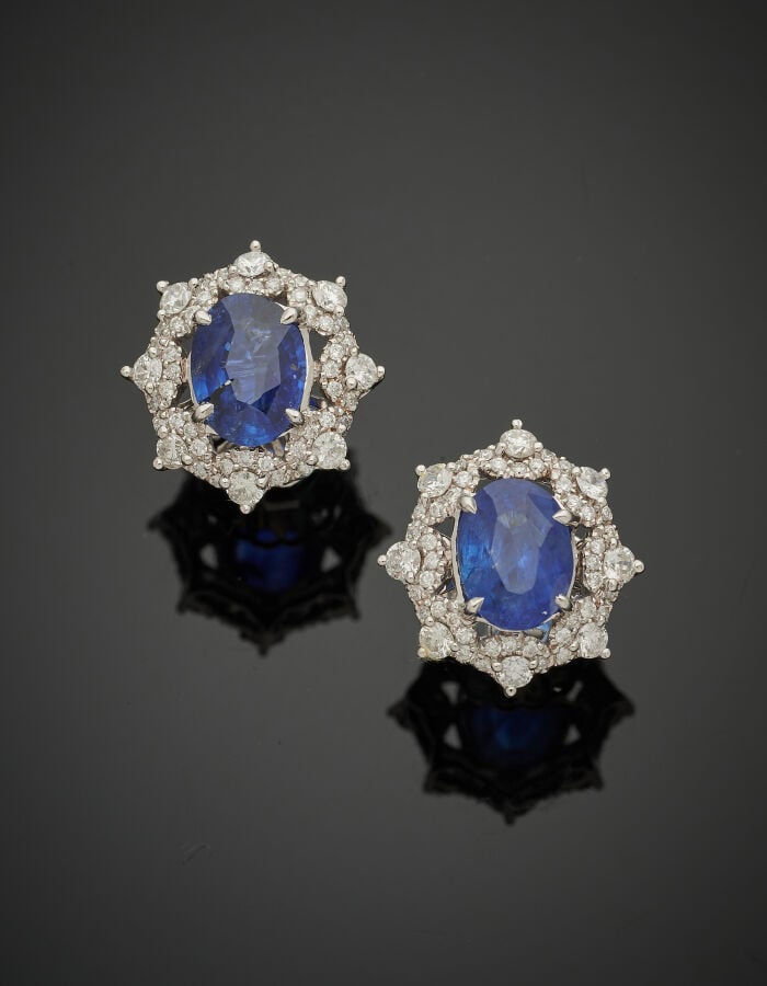 Paire de BOUCLES D'OREILLES en or gris (585‰) 14 carats, serti d'un saphir oval…