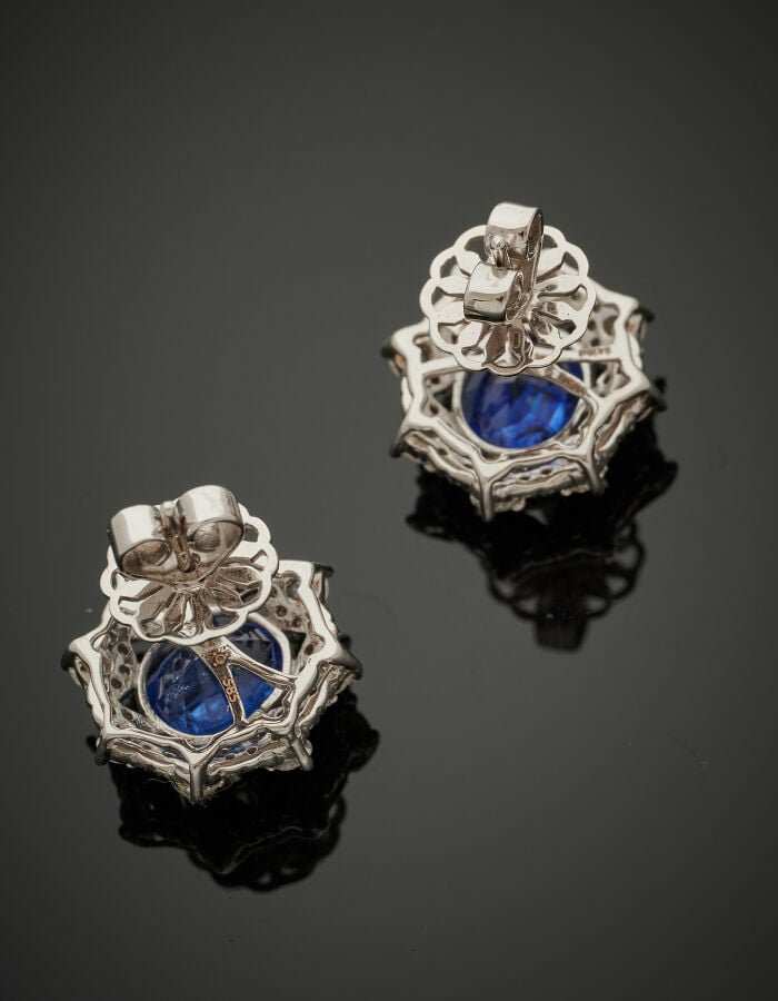 Paire de BOUCLES D'OREILLES en or gris (585‰) 14 carats, serti d'un saphir oval…