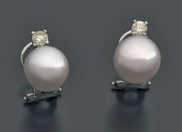 PAIRE de BOUCLES D'OREILLES en or gris (750 millièmes) orné d'une perle de culture blanche surmonté d'un diamant taille brillan