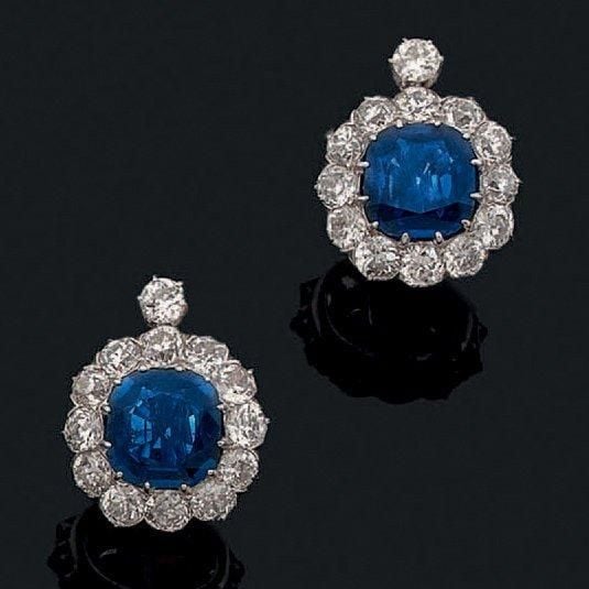 PAIRE DE BOUCLES D'OREILLES en or gris (750 millièmes) serti d'un saphir de forme coussin surmonté et entouré de diamants taille ancienn