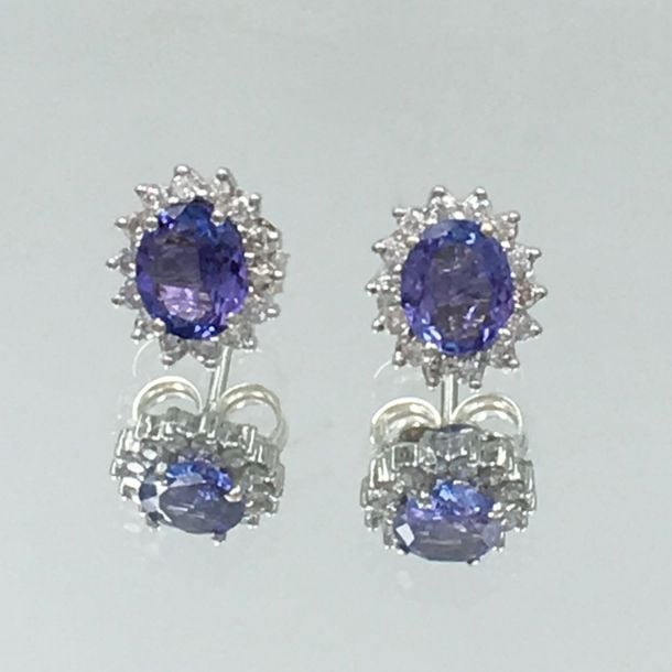 Paire de BOUCLES D'OREILLES en or gris (750 millièmes) serti d'une tanzanite ovale entourée de diamants taille brillan