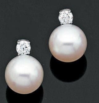 PAIRE de BOUCLES D'OREILLES en or gris serti d'une perle de culture d'eau douce blanche surmontée d'un diamant taille brillan