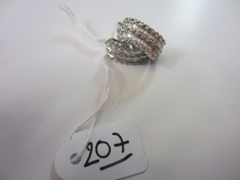 Paire de BOUCLES D'OREILLES en or gris serti de cinq alignements de diamants taille brillants et baguettes alterné