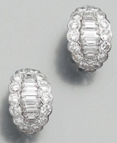Paire de BOUCLES D'OREILLES en or gris serti de diamants baguettes entourés de diamants taille brillan