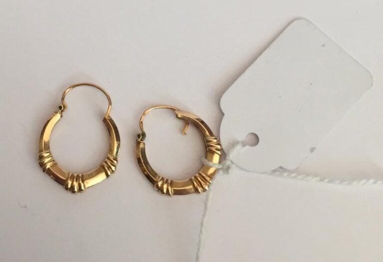 Paire de boucles d'oreilles en or jaune 18 ct (750 millième) en forme d'anses à godrons en relie