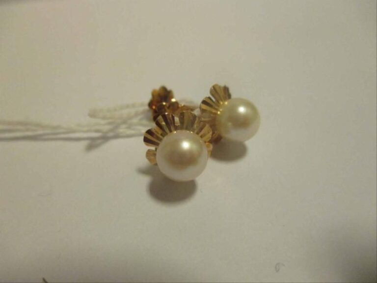Paire de boucles d'oreilles en or jaune 18K (750%o) sertie de deux perles de cultur