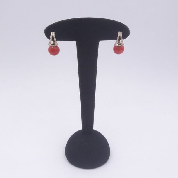 Paire de BOUCLES d'OREILLES en or jaune (750 millièmes) ajouré, orné d'une perle de corail et serti de lignes de diamant