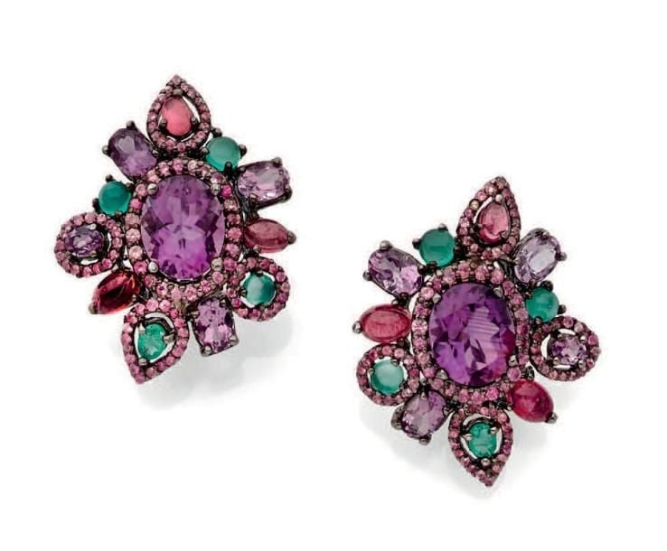 PAIRE DE BOUCLES D'OREILLES en or jaune (750 millièmes) et argent noirci (mi