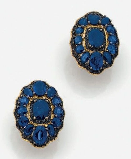PAIRE DE BOUCLES D'OREILLES en or jaune (750 millièmes) et argent noirci (mi