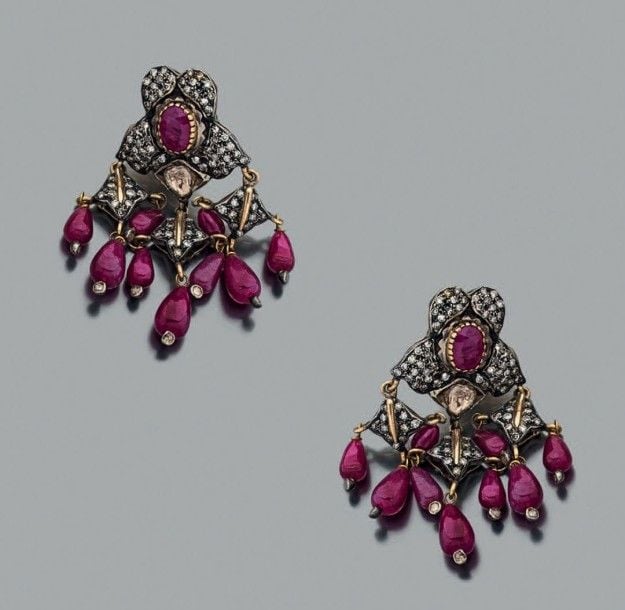 PAIRE de BOUCLES D'OREILLES en or jaune (750 millièmes) et argent noirci (mi