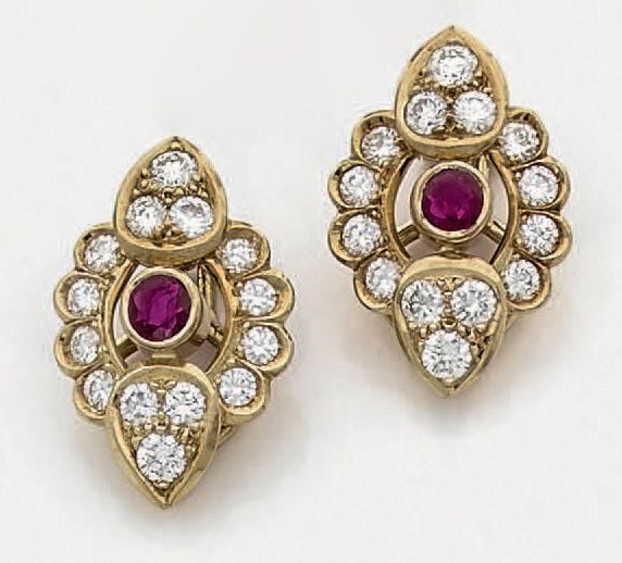 PAIRE de BOUCLES d'OREILLES en or jaune (750 millièmes) serti d'un rubis rond entouré de diamants taille brillan