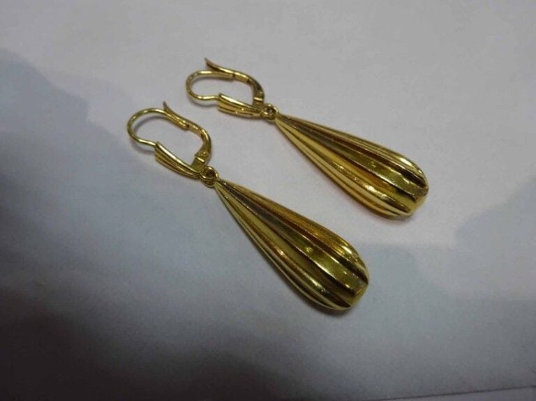 Paire de BOUCLES D'OREILLES en or jaune à pendants godronné