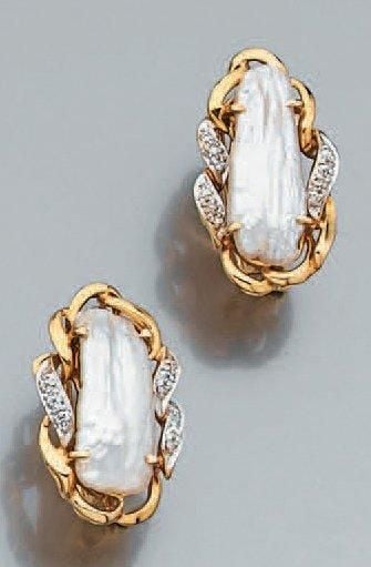 PAIRE de BOUCLES D'OREILLES en or jaune et or gris ajouré serti d'une perle Keshi épaulé de petits diamants 8/