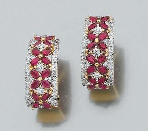 Paire de BOUCLES D'OREILLES en or jaune et or gris serti de diamants et de rubis de forme navett