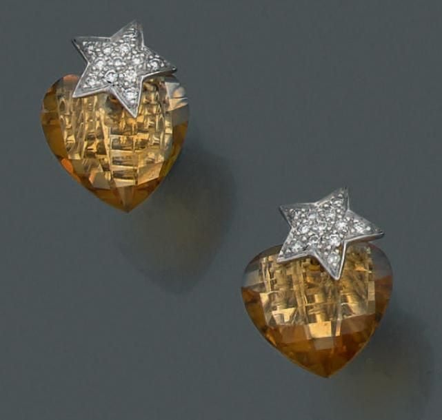 PAIRE de BOUCLES D'OREILLES «étoiles» en or gris (750 millièmes) pavé de diamants retenant une citrine facettée taillée en coeu