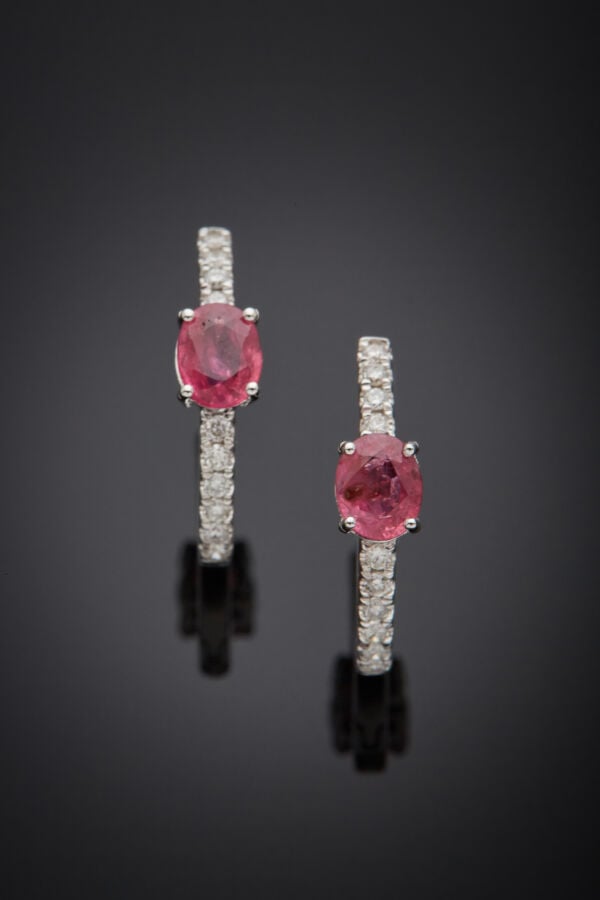 Paire de BOUCLES d'OREILLES « fines créoles » en or gris (750‰) serti d'un rubi…