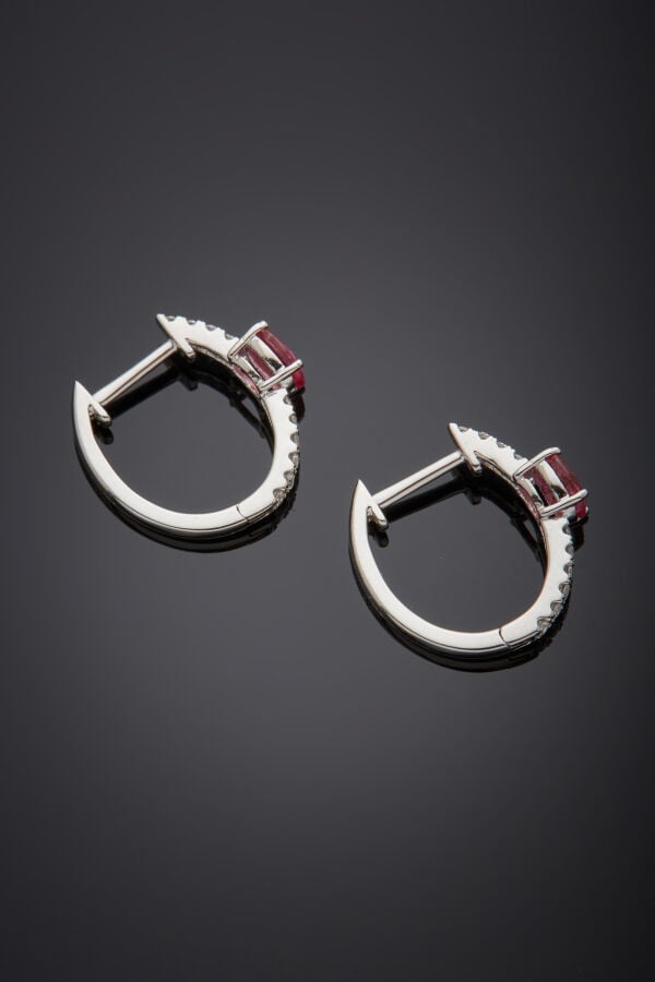Paire de BOUCLES d'OREILLES « fines créoles » en or gris (750‰) serti d'un rubi…