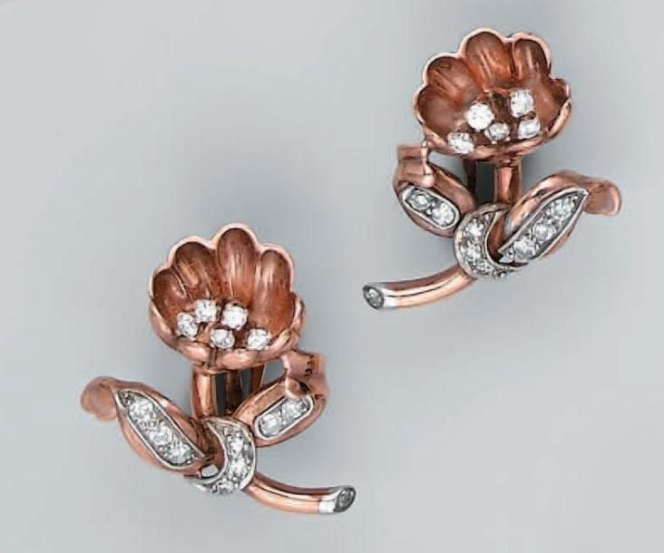 Paire de BOUCLES D'OREILLES «fleur» en or rose et or gris 14 carats (585 millièmes) serti de diamants taille brillant et 8/