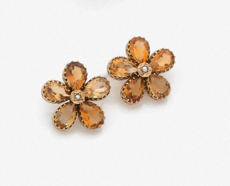 •Paire de BOUCLES d'OREILLES «fleurettes» en or jaune (375‰) 9 carats, serti de cinq citrines taillées en poire, centrée d'une petite perl